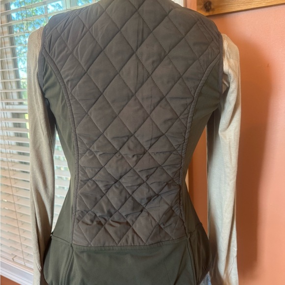 Athleta Quilted Upside Vest Army Green XS | Lightweight Quilted Athleisure Vest - Picture 3 of 3
